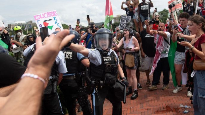 dc netanyahu protests clashes brick street 2