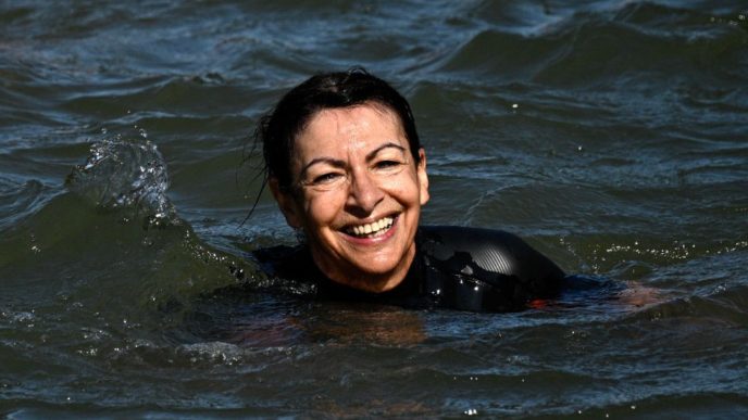 paris mayor anne hidalgo seine swim