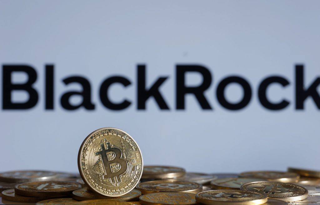 BlackRock становится лидером рынка криптовалютных ETF, обогнав Grayscale по объёму активов