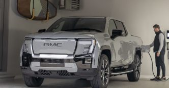 GMC начал поставки первых электрических пикапов Sierra EV клиентам