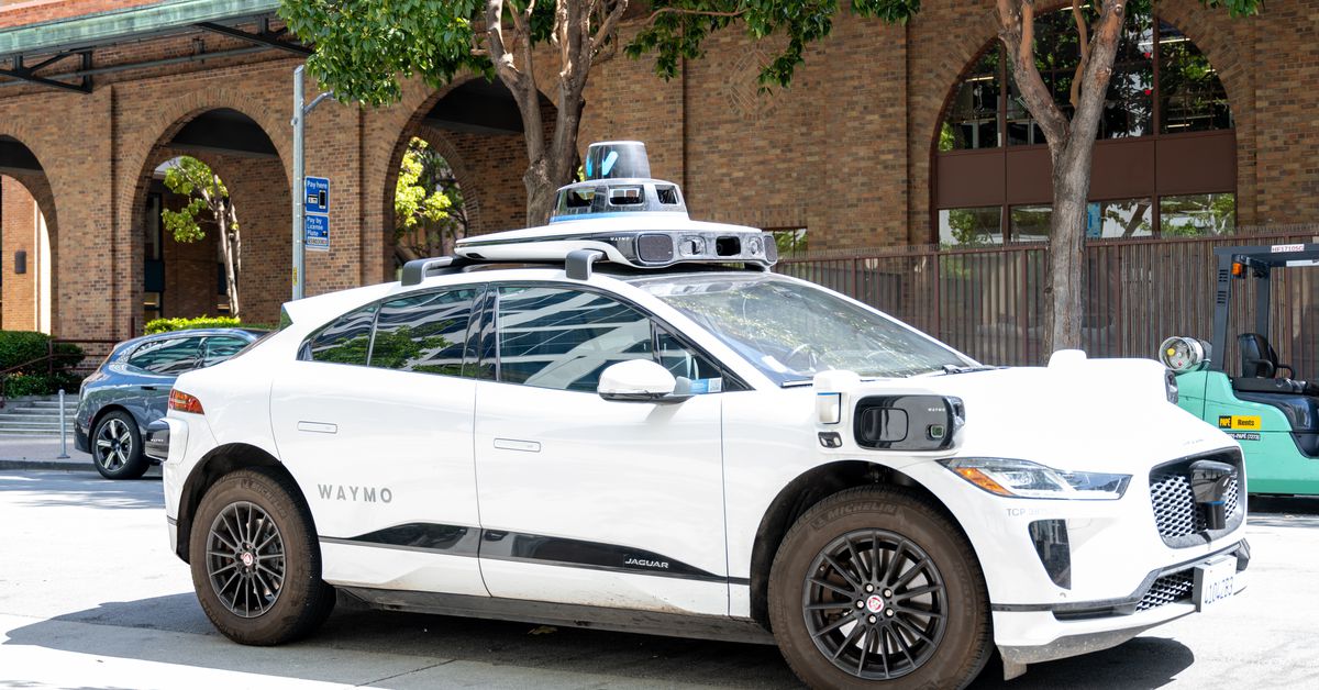 Автомобили Waymo каждую ночь в 4 утра сигналят друг другу на стоянке в Сан-Франциско