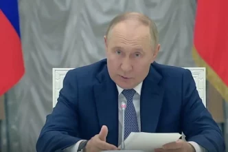 Песков заявил, что Путин ежедневно проводит много часов в общении с военными