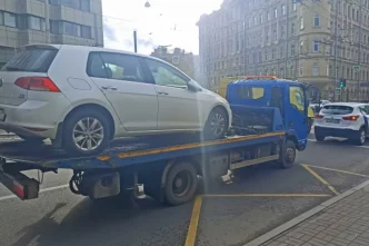 В Челябинске на штрафстоянку увезли автомобиль с ребенком и котом внутри