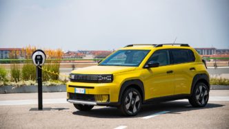 Ура! Новый электромобиль Fiat первым получит встроенные зарядные кабели – это отличная идея