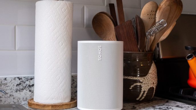 Колонка Sonos Era 100 со скидкой в 20 процентов в преддверии праздника труда