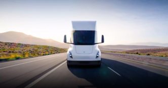 Грузовик Tesla Semi попал в аварию и загорелся на шоссе в Калифорнии