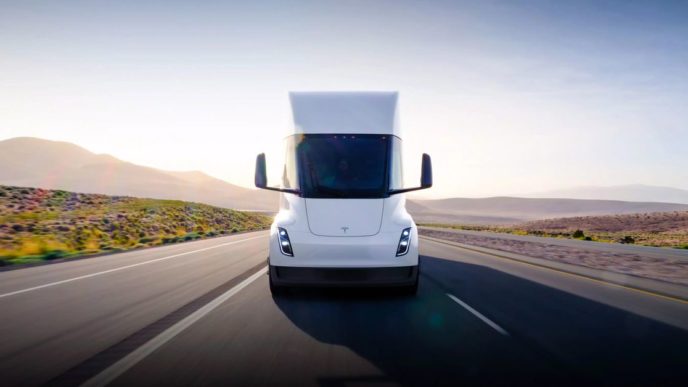 Грузовик Tesla Semi попал в аварию и загорелся на шоссе в Калифорнии