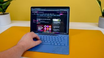 Искусственный интеллект на новых ноутбуках Microsoft угрожает продажам MacBook Pro в 2025