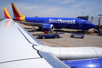 Southwest увеличивает прогноз по доходам и планирует выкуп акций в рамках конфликта с активистами