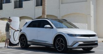 Первый электромобиль Hyundai, совместимый с зарядными станциями Tesla, — новый Ioniq 5