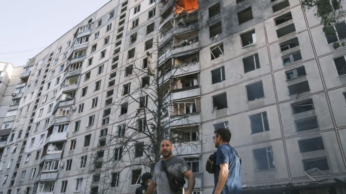 Двое погибли в Украине после взаимных атак Москвы и Киева