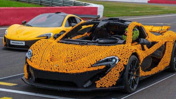 Этот полноразмерный McLaren P1 из Лего может разгоняться почти до 64 км/ч