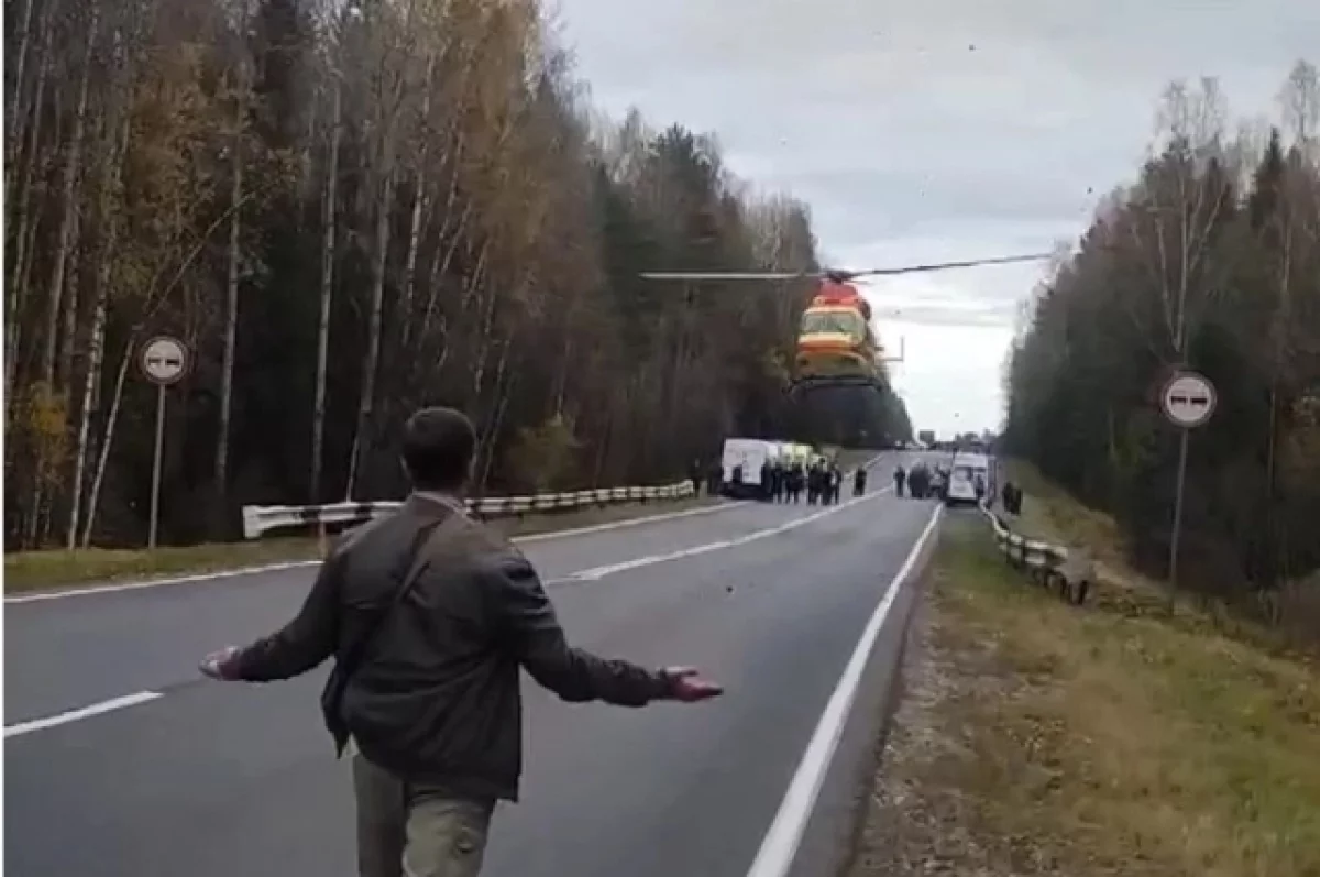 НСА: пострадавших эвакуировали с места аварийной посадки вертолета в лесу