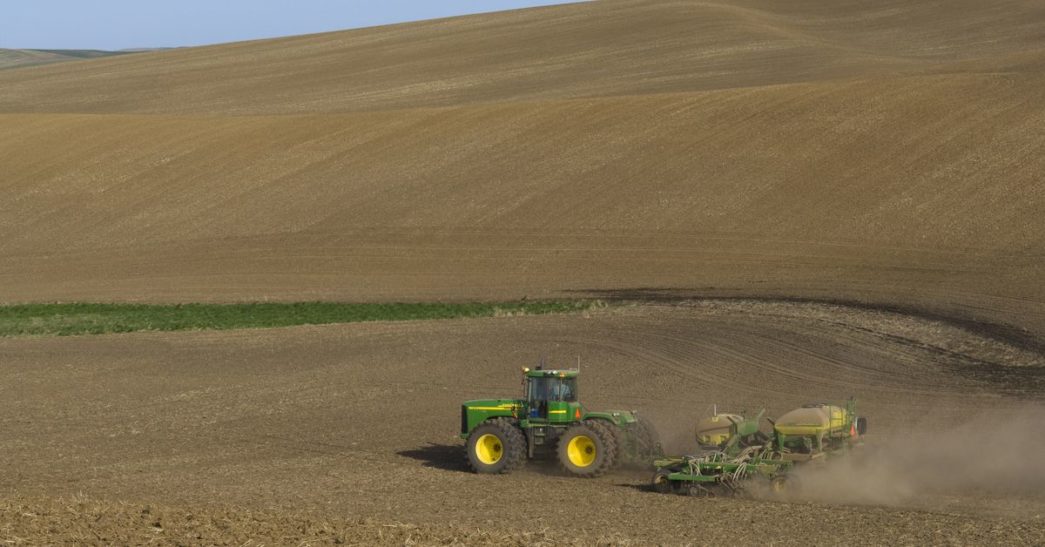 Компания John Deere обвиняется в том, что не включает информацию о праве на ремонт в свои руководства.