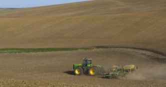 Компания John Deere обвиняется в том, что не включает информацию о праве на ремонт в свои руководства.