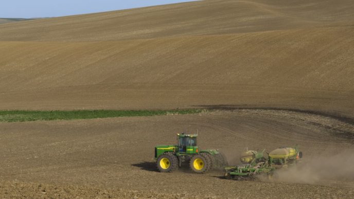 Компания John Deere обвиняется в том, что не включает информацию о праве на ремонт в свои руководства.