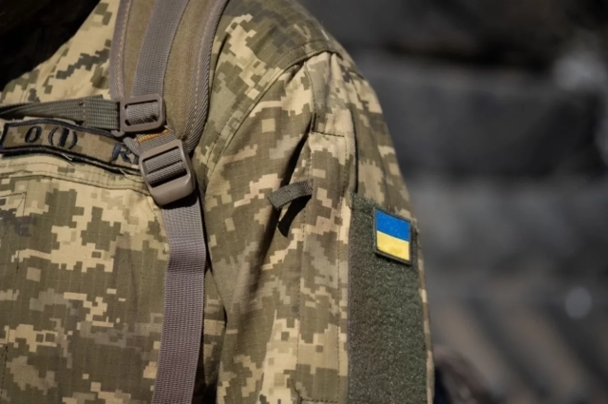 Пострадавший украинский военнослужащий продемонстрировал, чем питаются солдаты в киевском госпитале.