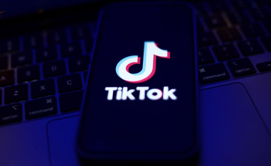 Штаты подали иск против TikTok из-за влияния на психическое здоровье детей.