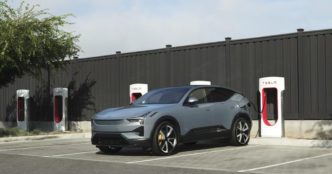 Электромобили Volvo и Polestar теперь могут заряжаться на станциях Tesla Supercharger.