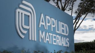 Applied Materials прогнозирует скромный рост продаж из-за замедления китайского рынка; акции компании снижаются.