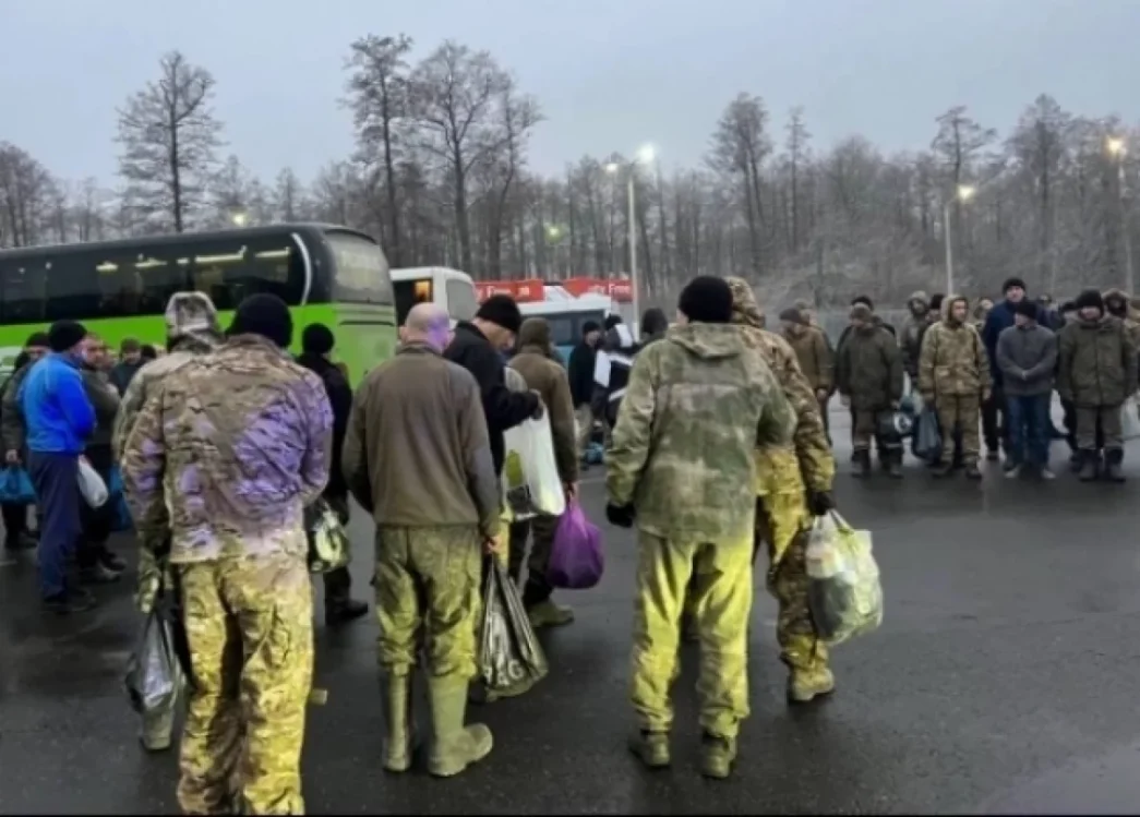 Житель Челябинской области с многодетной семьёй вернулся в Россию из плена на Украине.