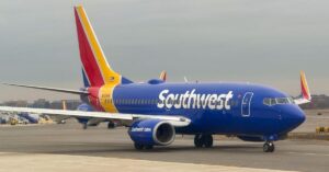 Министерство транспорта США подало в суд на Southwest Airlines из-за регулярных задержек рейсов.