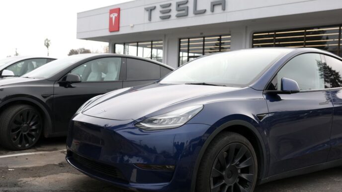 Продажи Tesla впервые снизились по сравнению с прошлым годом.