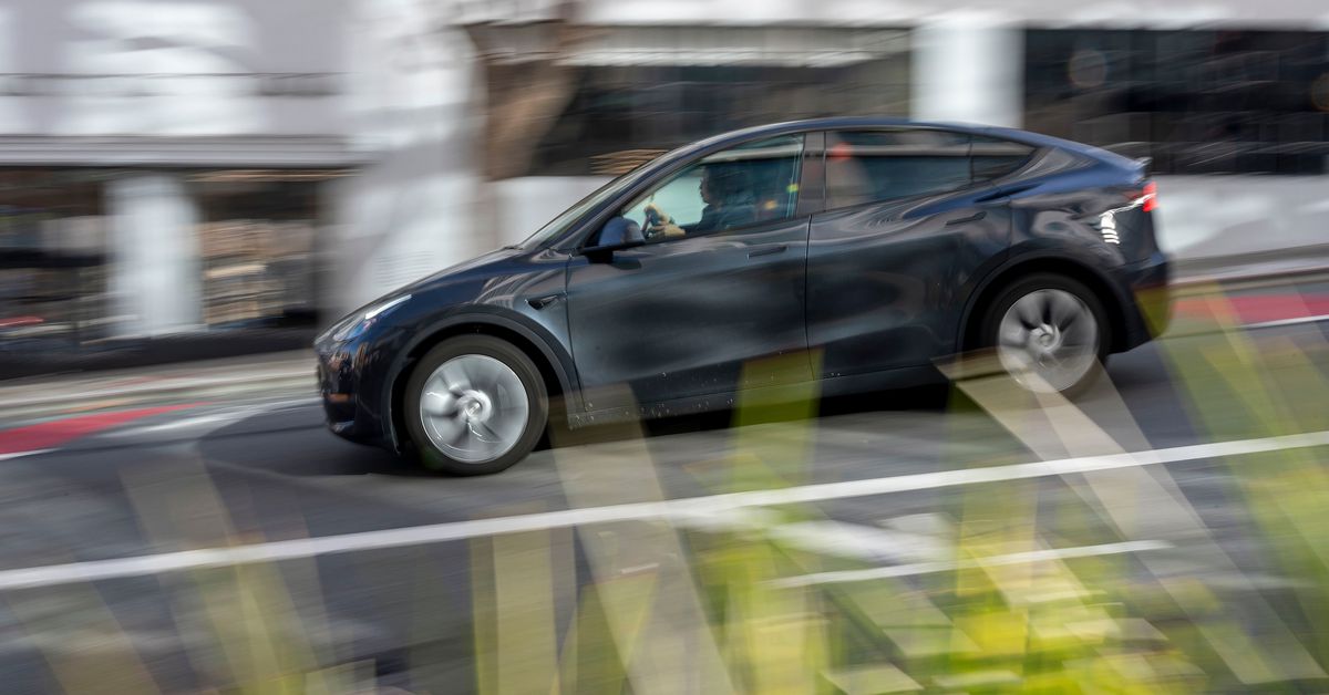 Функция дистанционной парковки Tesla под проверкой после более чем десятка аварий