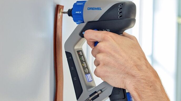 Dremel оснащает свою новую многофункциональную дрель датчиком для поиска стоек и лазерным уровнем.