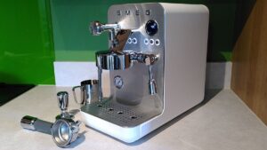 Обзор кофемашины Smeg Mini Pro Espresso: стильный ручной аппарат с высоким ценником