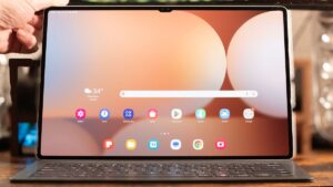 Обзор Samsung Galaxy Tab S10 Ultra: огромный планшет, уверенный в своей компактности